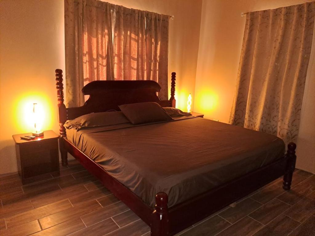 Banyan Rose Room 3 Orange Walk Town Екстер'єр фото